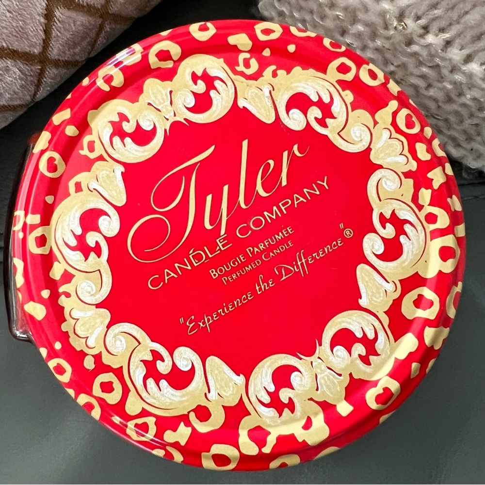 TYLER CANDLE COMPANY Glamorous Christmas 22 oz. BOUGIE PARFUMEE Perfumed Candle - Picture 6 of 11